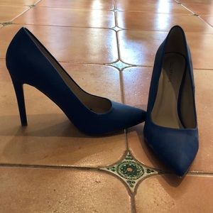 4 inch heels. Beautiful blue color. Worn once